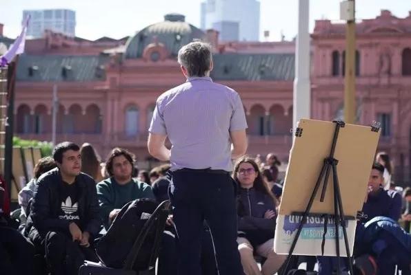 En respuesta al ajuste universitario, se desarrollla una jornada de protesta con clases públicas en Plaza de Mayo