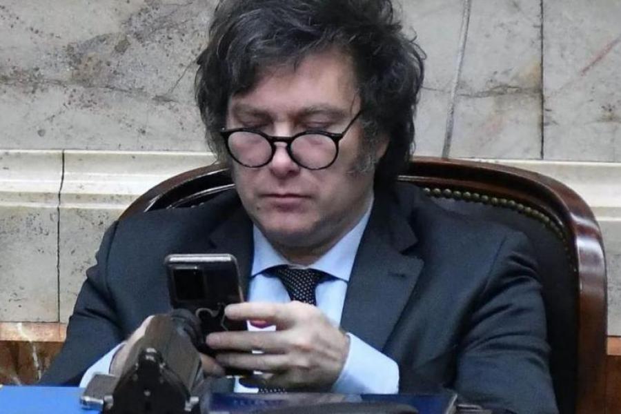 Trabajar, afuera: Milei se confundió de cuenta y dejó al descubierto su alto nivel de actividad en redes