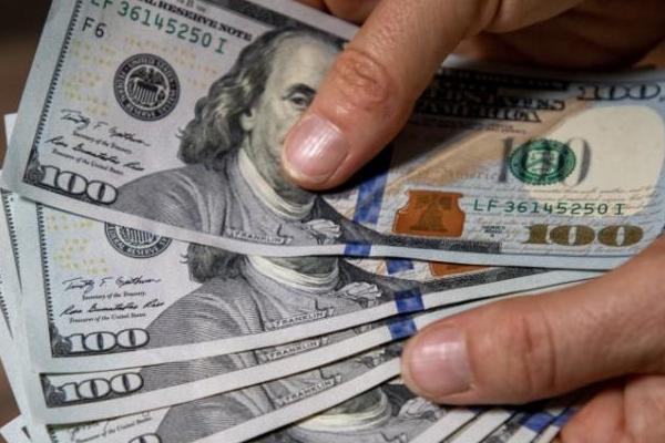 Dólar en tensión: leve rebote, atraso cambiario en debate y el central acumula reservas sin tocar el techo