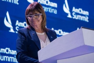 Bullrich inst&oacute; a los empresarios a que "saquen los d&oacute;lares de los colchones e inviertan en la Argentina"