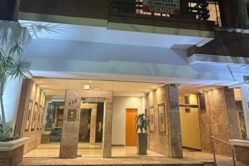 Citaron a declarar al encargado del edificio donde vive Manuel Adorni en la causa por corrupci&oacute;n pol&iacute;tica