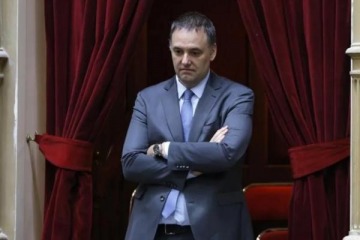 No resiste archivo: Adorni tuite&oacute; desde sus vacaciones en Aruba que "no estaba de vacaciones" 