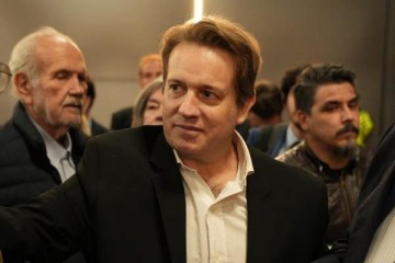 El bi&oacute;grafo de Milei insisti&oacute; en cargar contra a Adorni, lo calific&oacute; de "piojo resucitado" y sentenci&oacute; que "est&aacute; aferrado al poder"