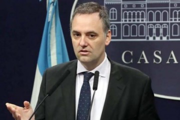 Causa Manuel Adorni: ampl&iacute;an la denuncia por presuntas irregularidades en los medios p&uacute;blicos