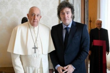 Tras calificarlo de "imb&eacute;cil", Milei homenaje&oacute; a Francisco a un a&ntilde;o de su muerte 