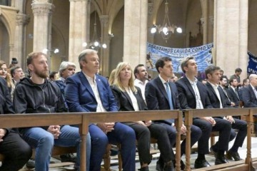 Axel Kicillof se mostr&oacute; junto a intendentes en Luj&aacute;n y reivindic&oacute; el legado de Francisco frente al clima de odio y ajuste