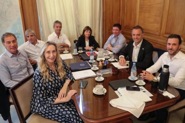 El gobierno postergó la reunión de su mesa política para el lunes que ...