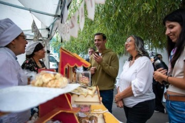 Juli&aacute;n &Aacute;lvarez recorri&oacute; la Expo �Sabores de mi Tierra� en el Centro Cultural Leonardo Favio