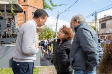 Foto de Juli�n �lvarez supervis� el avance de las obras de repavimentaci�n en Remedios de Escalada