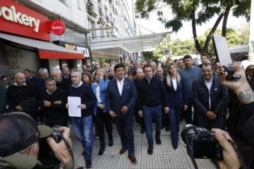 Intendentes encabezaron una movilizaci&oacute;n a Capital Humano y presentaron un documento por fondos adeudados