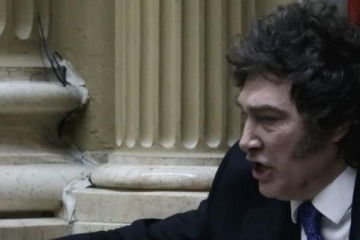 "Chorros y corruptos": los gritos de Milei contra periodistas en la exposici&oacute;n de Adorni