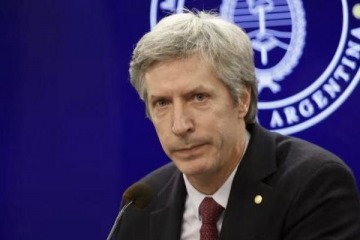 Bausili relativiz&ograve; la inflaci&oacute;n, habl&oacute; de "shock transitorio"  y apunt&oacute; contra los bancos por la crisis de deuda familiar