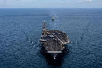 Milei visit&oacute; un portaaviones de EE.UU. frente a Mar del Plata y refuerza su giro estrat&eacute;gico hacia Washington