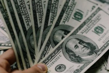 El d&oacute;lar baj&oacute; y termin&oacute; la semana por debajo de los $1400 pero la calma cambiaria sigue endeble