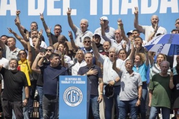 La CGT march&oacute; por el D&iacute;a del Trabajador a Plaza de Mayo y adelant&oacute; que habr&aacute; "una medida de fuerza mucho m&aacute;s fuerte"