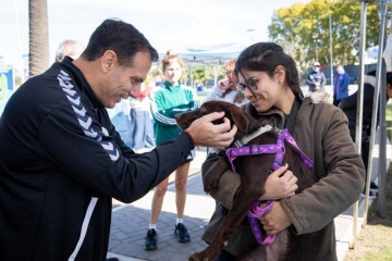 Juli&aacute;n &Aacute;lvarez visit&oacute; la jornada integral de zoonosis en el parque central Las Colonias de Lan&uacute;s