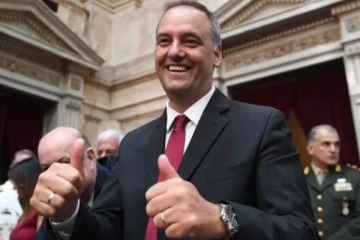 Los n&uacute;meros no cierran: pese a su "salario congelado" de  3 millones de pesos, Adorni gast&oacute; en dos a&ntilde;os casi mil millones