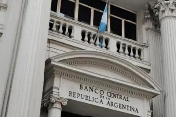 El relato de acumulaci&oacute;n de Bausili: el BCRA compra d&oacute;lares pero no logra sostenerlos
