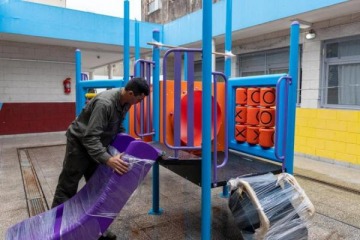 El Municipio de Lan&uacute;s avanz&oacute; con la instalaci&oacute;n de nuevos juegos en los centros educativos 