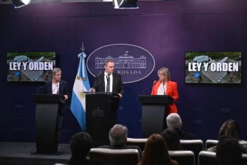 Adorni brind&oacute; una conferencia de prensa con Caputo y Monteoliva, pero sin responder preguntas sobre la causa judicial 