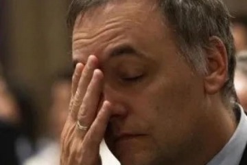 Impacto negativo en el Gobierno: el esc&aacute;ndalo de corrupci&oacute;n de Adorni se equipara a la "fiesta de Olivos"