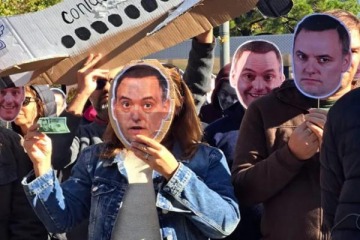 Con caretas de Manuel Adorni, trabajadores del INTI reclamaron ante la amenaza de 700 despidos