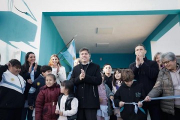 Kicillof inaugur&oacute; una escuela en San Vicente a metros de una secundaria frenada por Milei
