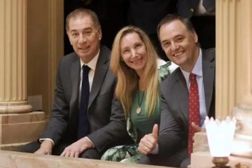 Foto de "En estos días": Sin definiciones concretas, Santilli afirmó que Adorni presentará su declaración jurada