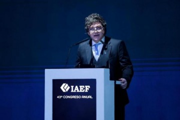 Pese a las encuestas e indicadores adversos, Milei afirm&oacute; que "el a&ntilde;o que viene, en octubre, los vamos a pasar por arriba"