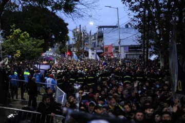 Tras el multitudinario velatorio del Indio Solari, la familia continuar&aacute; su despedida en la estricta privacidad
