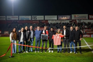 El Municipio de Lan&uacute;s inaugur&oacute; un nuevo sistema lum&iacute;nico en el estadio del Club Talleres