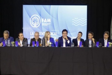 Espinoza encabez&oacute; el Encuentro Federal de la Federaci&oacute;n Argentina de Municipios en Santa Fe