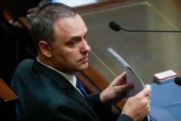 Adorni present&oacute; su declaraci&oacute;n jurada y reconoci&oacute; que guard&oacute; U$S506.000 "en negro"