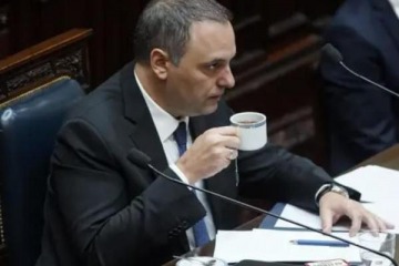 Crece la presi&oacute;n sobre Adorni: la oposici&oacute;n busca interpelarlo mientras anuncia su informe ante el Senado