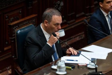 El d&iacute;a que le cortaron la luz Adorni por falta de pago, aunque ya "hab&iacute;a encontrado el pendrive" y era multimillonario