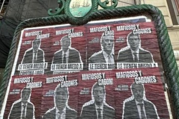 Aparecieron afiches contra la Corte y en apoyo a Cristina frente a Tribunales