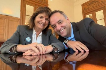 En medio de la crisis, Adorni convoc&oacute; a todo el bloque libertario antes de una sesi&oacute;n clave en el Senado