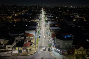 El Municipio de Lan&uacute;s contin&uacute;a con el recambio de luminarias sobre la avenida Eva Per&oacute;n
