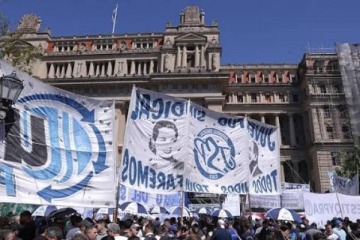 El Gobierno acelera una revisi&oacute;n masiva de convenios colectivos y crece la tensi&oacute;n con los gremios