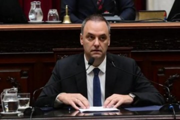 Citar&aacute;n a Manuel Adorni a Comodoro Py para exigirle nuevas medidas sobre su patrimonio