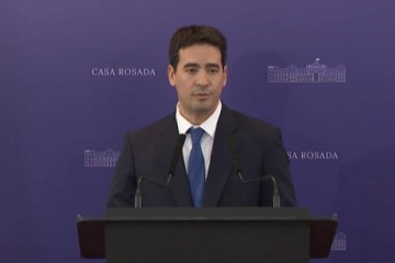 Adri&aacute;n Ravier hizo su debut como nuevo vocero presidencial: no respondi&oacute; preguntas de periodistas y narr&oacute; su CV