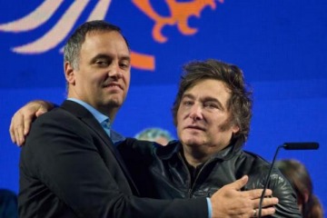 A capa y espada: Javier Milei habl&oacute; de la salida de Manuel Adorni y asegur&oacute; que "sigo confiando en su inocencia"