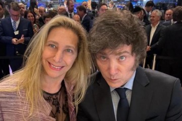 Foto de Javier y Karina Milei re�nen legisladores de La Libertad Avanza tras la salida de Adorni para reordenarse de cara al 2027