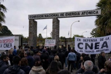 El ajuste de Milei avanza: denuncian casi 350 despidos y protestan contra el desmantelamiento de  la CNEA