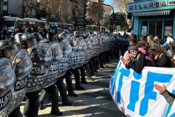Foto de Fuerte represi�n de la Polic�a porte�a a cient�ficos de la CNEA  tras los despidos masivos