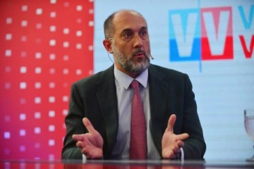 Pol&eacute;mica en C&oacute;rdoba: el ministro de Econom&iacute;a realiz&oacute; un viaje oficial con su esposa y lo comparan con Adorni