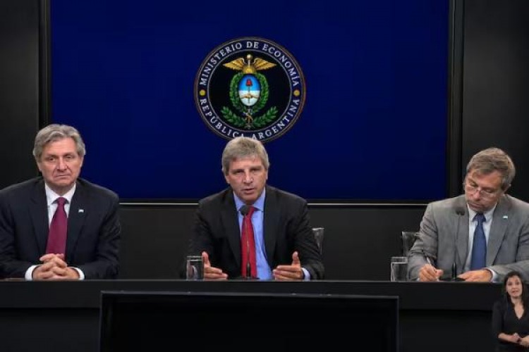 Caputo presentó el programa financiero hasta 2027: “Salir a los mercados es una opción, no un objetivo”