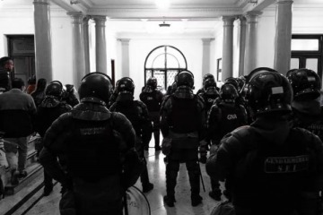 Grave: tras las represiones en CNEA, el INTI y el Conicet, denuncian "una nueva Noche de los Bastones Largos"