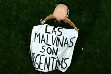 La verdadera historia tras la bandera de Malvinas que mostr&oacute; la Selecci&oacute;n Argentina