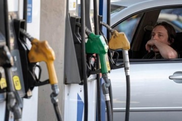La venta de combustibles volvi&oacute; a desplomarse en junio y acumula una baja del 1,3% en el semestre
